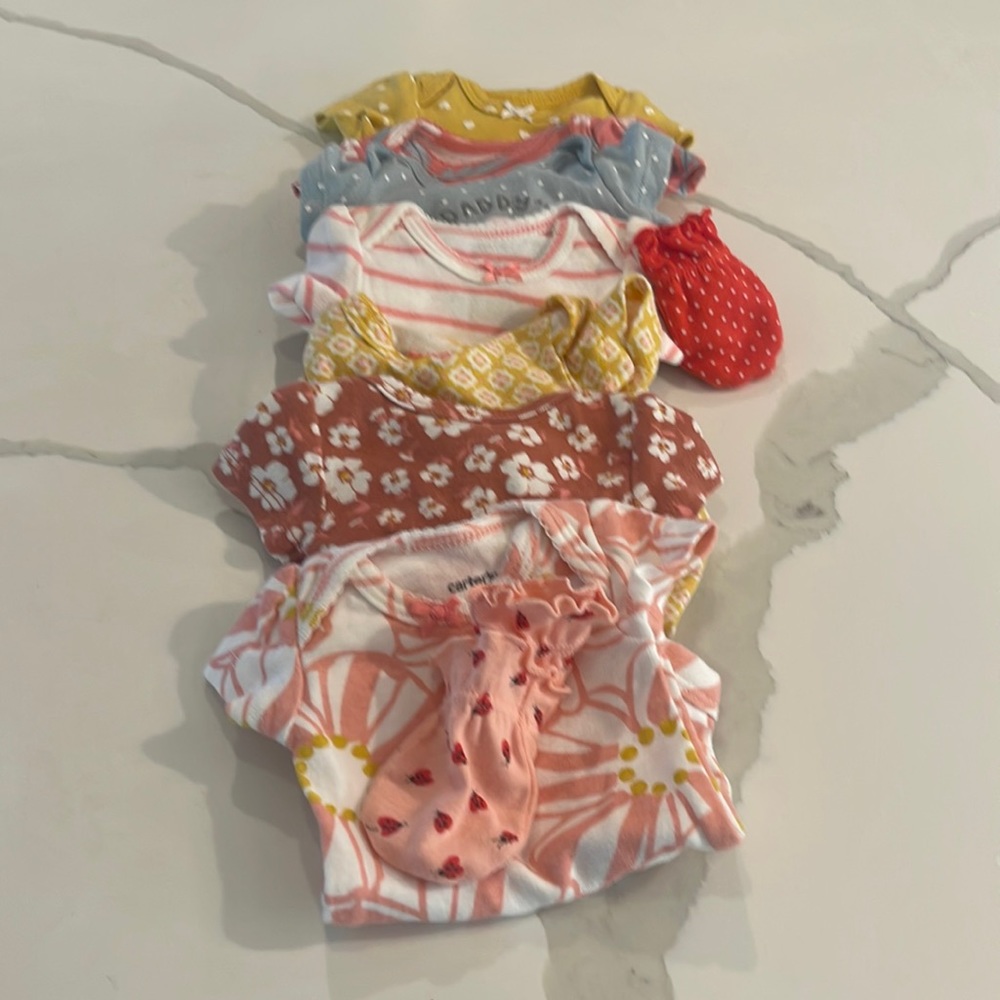 Preemies onesie in a good condition, different colors 7 pieces to mittens used